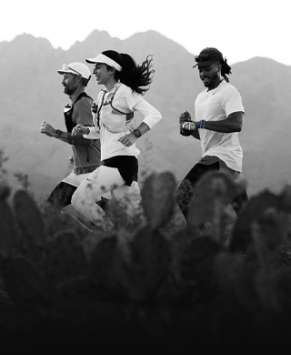 Trois personnes en train de courir dans une région montagneuse et portant chacune une Apple Watch Ultra 3