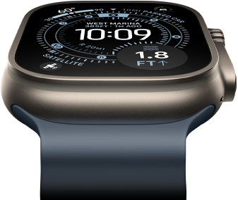 Apple Watch Ultra 3 inclinée vers l’avant, boîtier en titane naturel, boussole sur le cadran Orientation, Bracelet Ocean bleu maritime