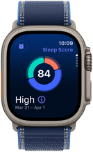 Apple Watch Ultra 3, boîtier en titane naturel, score de sommeil à l’écran, décomposition sous forme de graphique circulaire, score au centre, bracelet, Boucle Trail bleue