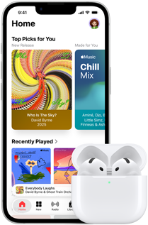 iPhone 17e, face avant, écran d’accueil de l’app Apple Music, à côté d’AirPods Pro 3 dans un Boîtier de charge MagSafe ouvert