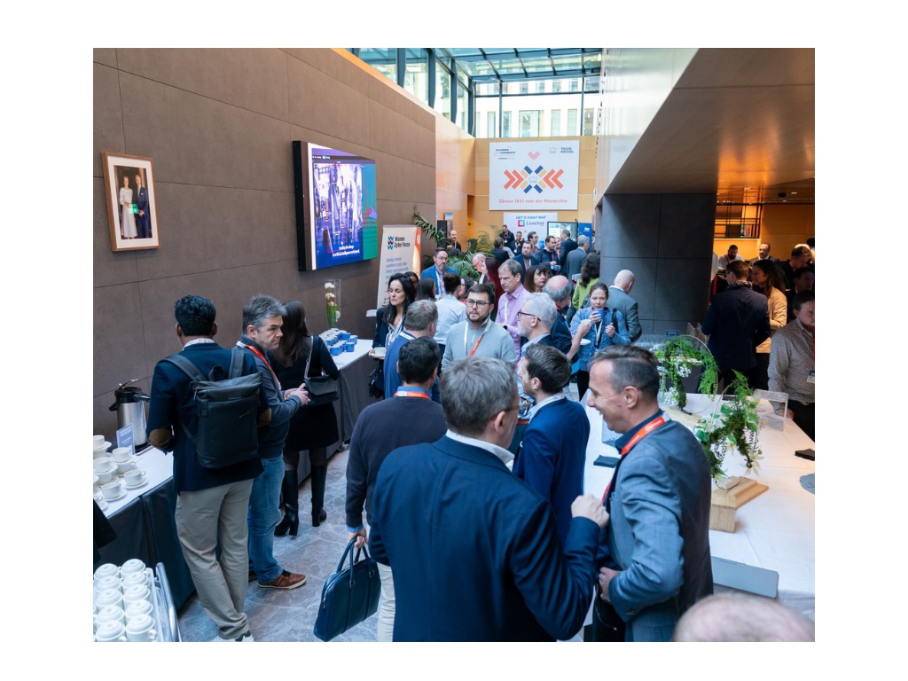 1024x768_luxembourg internet days_lineheart.png